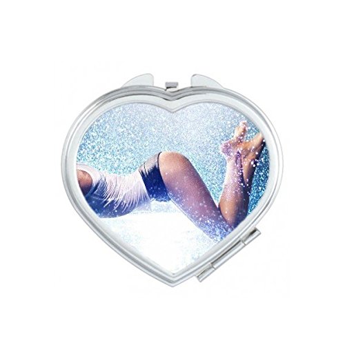 Miroir compact de maquillage de forme ergonomique pour des corrections beauté en tout lieu