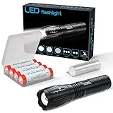 Baterías compatibles: la linterna brillante se alimenta convenientemente durante horas solo con 1 o 3 baterías AAA estándar. Está equipado con 4 baterías recargables Button Top con alta capacidad de 3.7V 3000MAH, que se pueden utilizar ampliamente en su vida diaria. NOTA: La batería tiene una carga preestablecida de 30% -50%, puede cargarla completamente antes de usarla o recargarla después de usarla.
