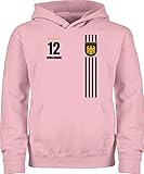 WM Grafik: Suchst du nach dem passenden Geschenk für einen Fußball-Fan oder ist Fußball selbst deine Leidenschaft? Egal ob auf dem Platz oder als Support zuhause oder am Spielfeldrand: Das lustige Motiv überzeugt alle, die nach „pullover fussball jungen