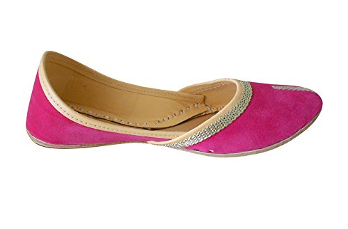 Zapatos planos de terciopelo rosa Kalra con diseño tradicional indio 4