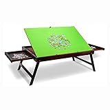 ♦ No requiere montaje. Hecho de madera de alta calidad para uso a largo plazo. Esta mesa de rompecabezas está hecha a mano, portátil y fuerte. La madera clara y dura están cubiertas con una superficie gruesa de pintura oscura. Mesa de franela antideslizante inclinable. La valla de madera puede evitar que el rompecabezas se caiga y el mango de metal y las patas plegables reforzadas permiten un almacenamiento cómodo o viaje.