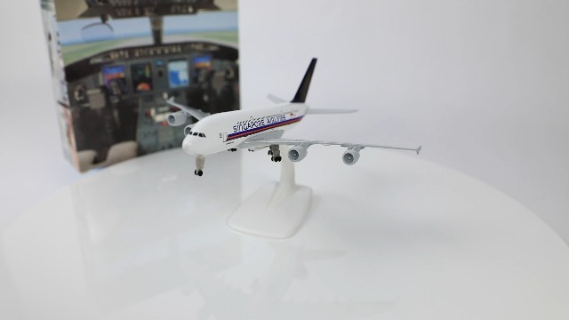 未使用　A380 MODEL AIRPLANE Amazon.com: 24-Hours Singapore Airlines A380 Alloy Metal
