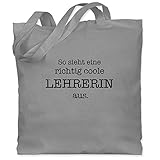 Pädagoginnen und Lehrerinnen finden hier ein lustiges Motiv: Mit einem Spruche und einem Statement passt es perfekt zum Abschlussball