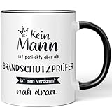 JUNIWORDS Tasse, Kein Mann ist perfekt, aber als Brandschutzprüfer ist man verdammt nah dran, Schwarz (6343161)