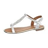 Riemchensandalen für Damen sind der perfekte Begleiter für warme und sonnige Tage. Mit ihrem dezenten Erscheinungsbild zaubern sie im Nu schöne Füße und verleihen jedem Outfit einen sommerlichen Touch. Die eleganten Varianten in Schwarz, Silber oder Gold eignen sich zum Ausgehen. Es gibt sie sowohl flach, geschlossen als auch mit Absatz oder Blockabsatz. Kombinieren lassen sich die femininen Schuhe wunderbar mit Kleidern und Röcken.