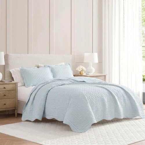 Image of Martha Stewart - Twin Size Quilt Set, Soft & Breathable Cotton Percale Quilted Bedding with Matching Pillowcase, Scalloped Edge Bed Set, Vintage Scallop Blue