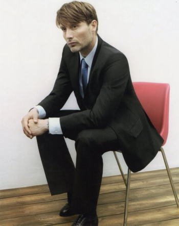 ブロマイド写真マッツ・ミケルセン/スーツを着て椅子に座る全身/【ノーブランド品】