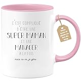 LE PORTRAIT TYPE DE LA MAMAN PARFAITE : Pleine de courage, on peut le dire c’est une super maman manager. La fête des mères approche alors quoi de mieux alors que de lui faire une blague avec cette tasse humoristique avec elle en super héros lui permettant de rire à l’ouverture de son cadeau ?