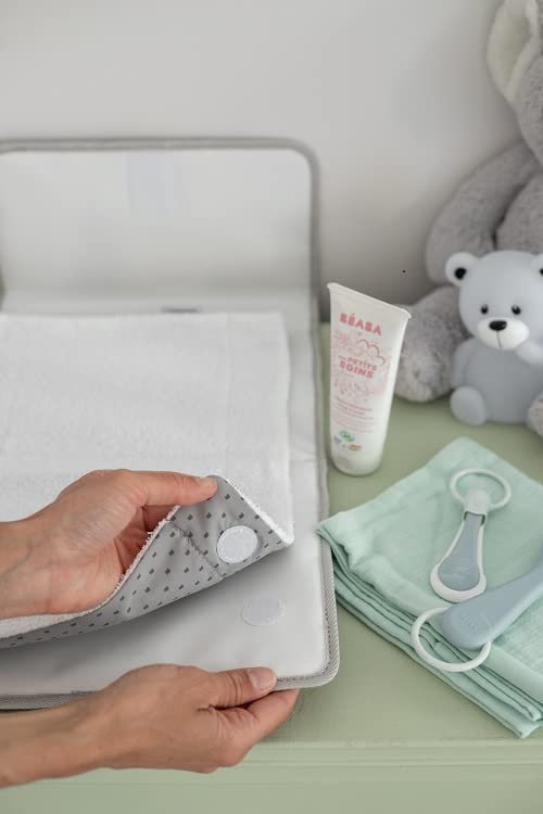 Tapis à langer bébé compact Béaba : la solution contre le change difficile en voyage - 6