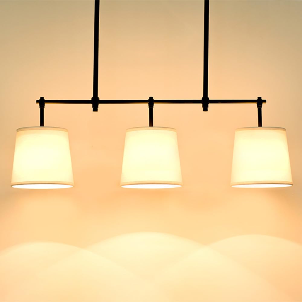 Lámpara lineal de 3 luces con pantalla de tela dorada y estructura negra para comedor