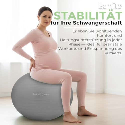 Body & Mind Gymnastikball inkl. Luftpumpe - Anti-Burst Pilates Ball, Pezziball für Schwangerschaft Ergonomischer Sitz als Büro-Stuhl, Sitzball für Yoga, Gymnastik & Workout (Grau, 65 cm)