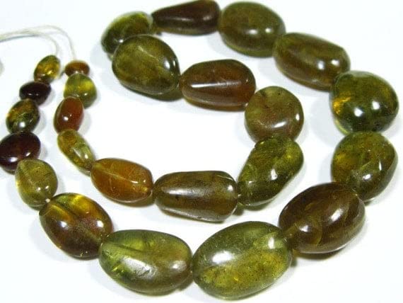 Grenat vert naturel en rang de pierres de 35cm pour créer des bijoux bohèmes et colliers d'été
