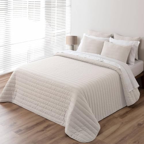 Pierre Cardin Colcha bouti Lino BEIG, Colcha de Entretiempo. Bouti con Relleno Fino. Medida Cama 150 (250x270 cm). Tacto Seda 100% Microfibra de Poliéster. Incluye Dos Fundas de cojin (50x70 cm)