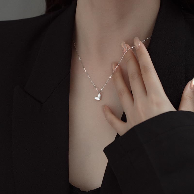 Collier cœur argent S925 aux facettes géométriques et reflets précieux
