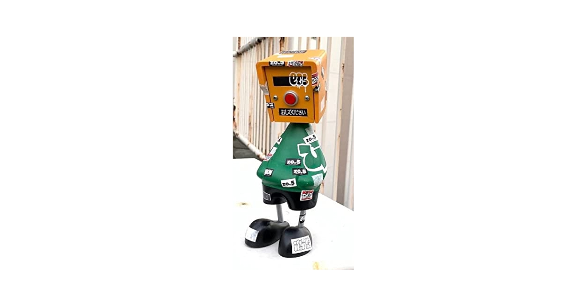 FAKETOY WALKER 2 ウォーカー フィギュア arttoy アート Amazon.co.jp: FAKETOY WALKER2 フェイクトイ ウォーカー ソフビ