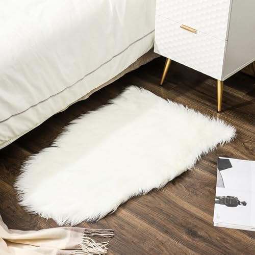 Ruedong Faux Lammfell Kunstfellteppich Weiß 40x60 cm, Flauschiger Kleiner Schaffellteppich, Ultraweiche Matte, Maschinenwaschbare Shag-Matten, Kinderzimmerdecke für Bett, Wohnzimmer, Kinderzimmer