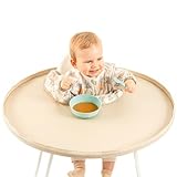 3️⃣ 💦 BLOUSE IMPERMÉABLE & NETTOYAGE EXPRESS – La protection est totale (full coverage bib) : le bavoir se fixe au plateau (zéro trou entre bébé et la table). Matière 100% waterproof anti-tache (mess-free). Un coup d'éponge sur le plateau, le bavoir en machine (40°C), et tout est propre !