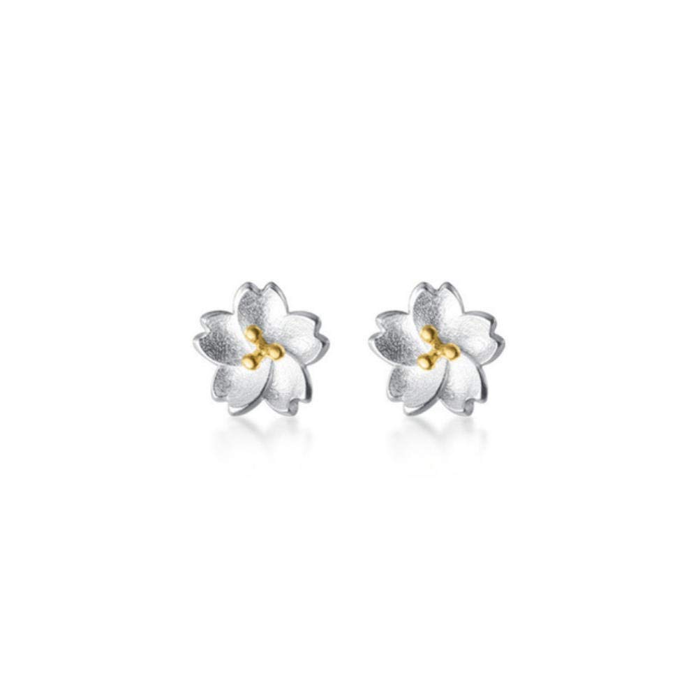 Aretes de flores blancas perfectos para lucir como invitada en bodas de día 6