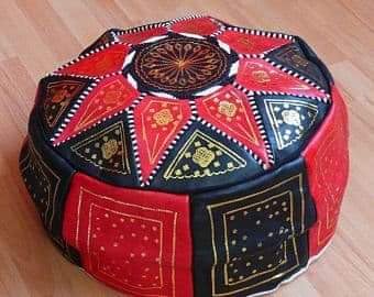 Pouf en cuir véritable artisanal pour optimiser les petits salons