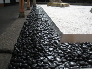 Amazon | 石のさかい 黒玉砂利 磨き中国産 新黒光石 3分=10-16mm 20kg