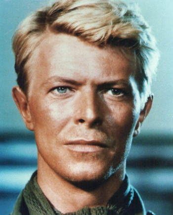 Amazon ブロマイド写真 戦場のメリークリスマス デビッド ボウイ ジャック セリアズ英軍少佐 アップ アイドル 芸能人グッズ 通販