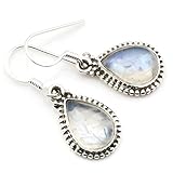 Der in diesen Ohrringen eingesetzte weiße Stein ist ein Regenbogen Mondstein. Ganz faszinierend an diesem Edelstein ist, dass er eine weiße, milchige Grundfarbe hat, wenn man ihn ins Licht hält aber strahlend blau, teilweise aber sogar in allen Regenbogenfarben schimmert. Sein changierendes Farbenspiel wird alle Blicke auf sich ziehen.