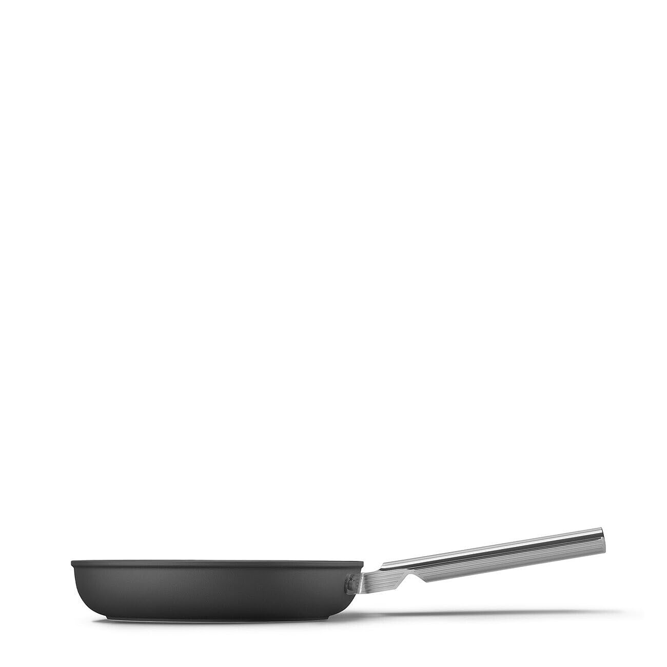 Smeg, Poêle antiadhésive FPF2002BLM, diamètre 20 cm, revêtement céramique sans PFAS, manche en acier inoxydable, pour tous les plans de cuisson, jusqu'à 250° au four, capacité 1,5 L, noir mat