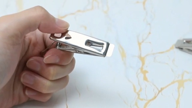 Supporto per Animali di Peluche da Appendere Porta Verticale Catena Portaoggetti per Peluche Con 20 Clip in Metallo per Appendere,Calzini,Guanti,ecc