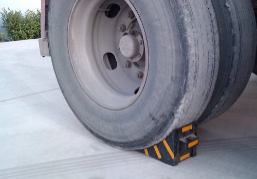 SNS SAFETY LTD RWC-1x2 Gummi Unterlegkeil Schwerlast, Schwarz Gelb, Abmessungen 25cm x 16cm x 19cm (Packung mit 2)