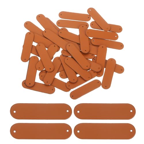 QUARKZMAN 40pcs Etiquetas de Cuero, Etiquetas de Piel Sintética Hechas a Mano con Agujero en Relieve Placas Personalizadas para Adorno DIY Costura Manualidades, 45x11mm, Oscuro Marrón