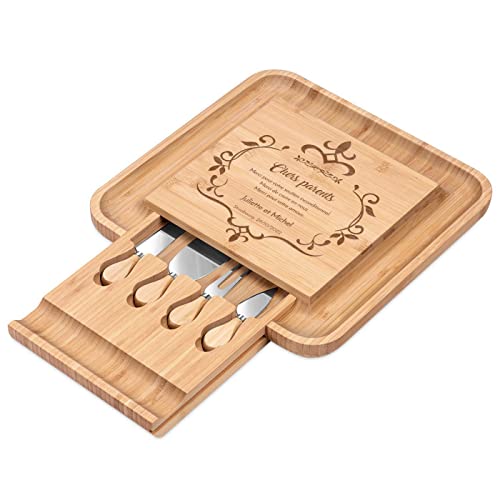MAVERTON Planche à fromage avec gravure pour couples - Set de 4 accessoires pour fromage - En bois - 34x34cm - Cadeau pour couple - Cadeau d’anniversaire - Remerciement
