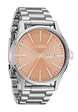 NIXON Sentry SS A356 - Orologio analogico classico da uomo resistente all'acqua 100 m (quadrante 42 mm, cinturino in acciaio inossidabile 23-20 mm), Argento/Corallo, Sentinella in acciaio inox