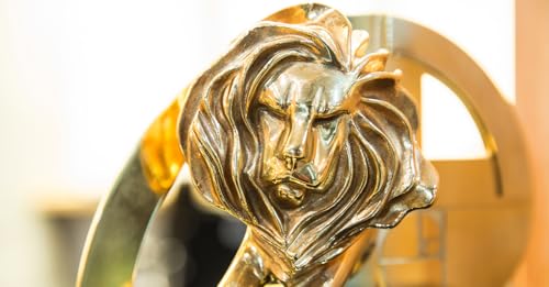 『Cannes Lions 2025: il meglio della pubblicità nel mondo - Tendenza "midlife revolution"』のカバーアート
