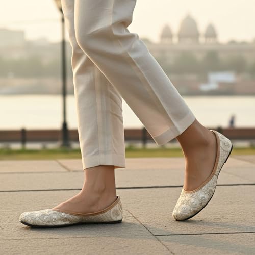 Image of DFR Women's Embroidered Punjabi Mojaris Jutti Juti's Shoe
