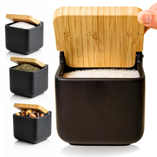KOOK TIME salero de cocina con tapa de madera de bambú basculante. - Salero negro de cocina moderno con base de cerámica mate para usar como salero y azucarero o especieros, 11.5 x 11.5 x 11.5 cm.