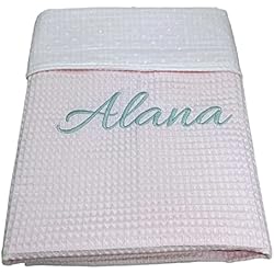 Colcha Minicuna Manta Colcha de Verano para Bebe Recien Nacido Personalizado con su Nombre Bordado, Cochecito o capazo. (011 Rosa)