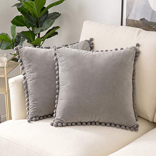 Woaboy Lot de 2 Housses de Coussins en Velours Taies d'oreiller Décoratif Canapé Housse de Coussin Pompon Solide Doux Durable Moderne 2 Pièces Gris Clair 45x45cm Cover