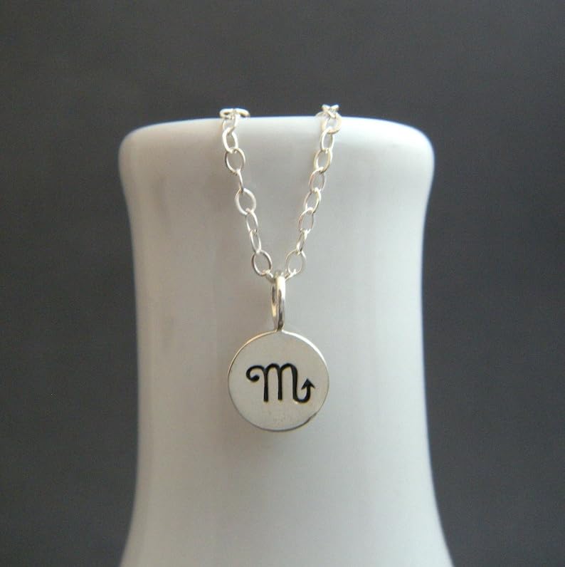 Collar de Escorpio en plata un regalo del signo zodiacal 3