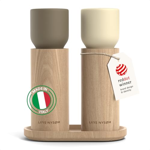 LARS NYSØM Set Macina Sale e Pepe in Legno Manuale con Vassoio - Macina Spezie con Macina in Ceramica Regolabile - Eleganti Macina Pepe e Sale in Legno di Faggio per Cucina o Tavola (Brown/Beige)