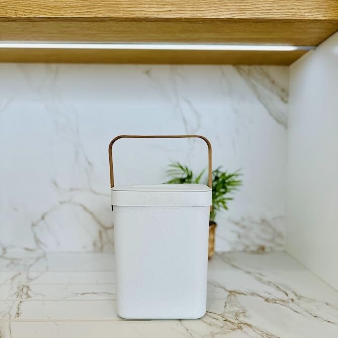Kitchen Move Komposteimer 5 Liter | Mit Bambusgriff & Wandhalterung | Aus Recyceltem Kunststoff, Weiß