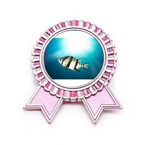 Broche poisson en métal rose taille M au design tropical et finitions soignées