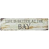 ERLOOD Life Is Better At The Bay ヴィンテージ レトロ メタル ブリキ看板 ストリート サイン ホーム ビーチ 面白い 男 洞窟 壁 装飾 アート 装飾 16 x 4インチ