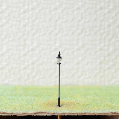 Luce stradale antica a LED: ogni luce funziona a 3 V e assorbe 20 mA di corrente. Include resistenze compatibili per l'uso con 12V o 16V. La dimensione del lampione può essere controllata dalle foto fornite. Adatto per modelli in scala HO o OO. Viene fornito completo di fili e LED, pronto per essere acceso. La confezione include 8 luci verniciate complete e 8 resistori da 620 ohm 1/4W.