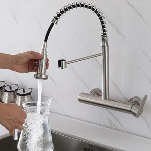 Robinet de cuisine mural pour évier pratique lors de la vaisselle