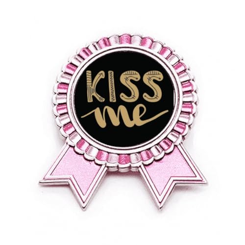 Broche manuscrite Kiss Me rose : un bijou en métal pour célébrer la tendresse au quotidien