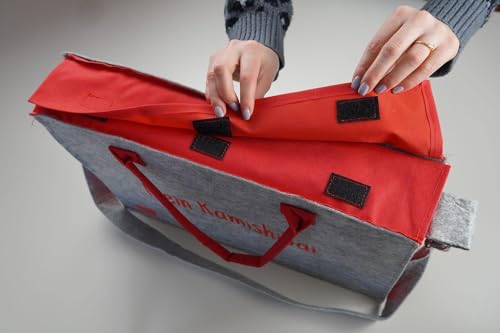 Umhängetasche Mein Kamishibai. Modell 2019, Grau (Zubehör für das Erzähltheater Kamishibai): Modell 2022. Grauer Filz, rote Seitenteile, verstärkter ... die Hand, längenverstellbarer Schulterriemen