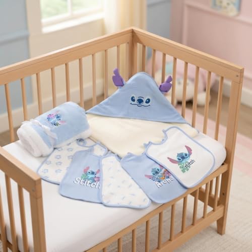 Disney - Pack Naissance Lilo & Stitch 7 Pièces – Coffret Cadeau Bébé – Couverture Douce Polyester + Cape de Bain Polycoton + Lot de 5 Bavoirs Coton