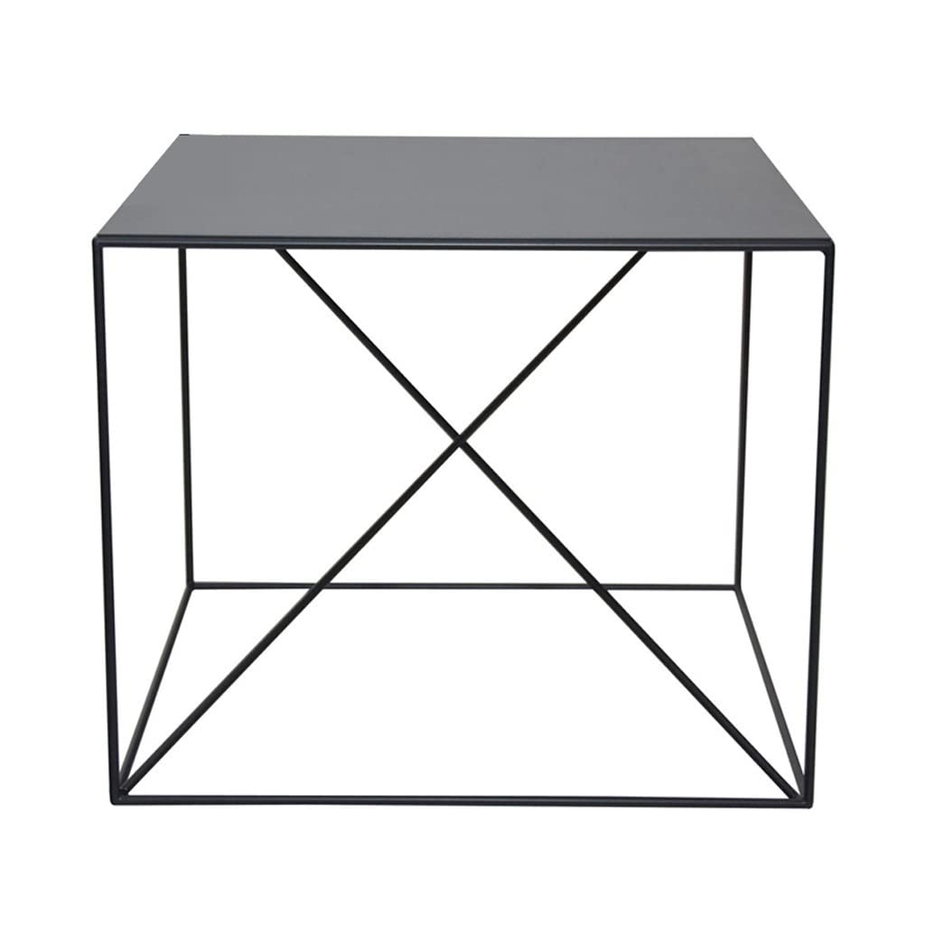 Table basse carrée noire anti-encombrement pour valoriser les angles morts du salon