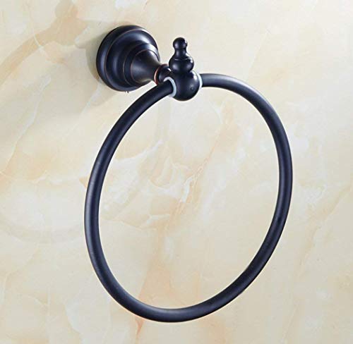 Porte-serviettes circulaire contre le linge humide sur le lavabo