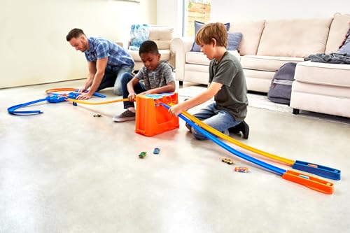 Stavitel tratí Hot Wheels, stavebnice závodní dráhy pro auta Hot Wheels, včetně 2 autíček, měnič jízdních pruhů, strmé zatáčky, nárazová zóna, autíčko, hračka pro děti od 4 let, GGP93